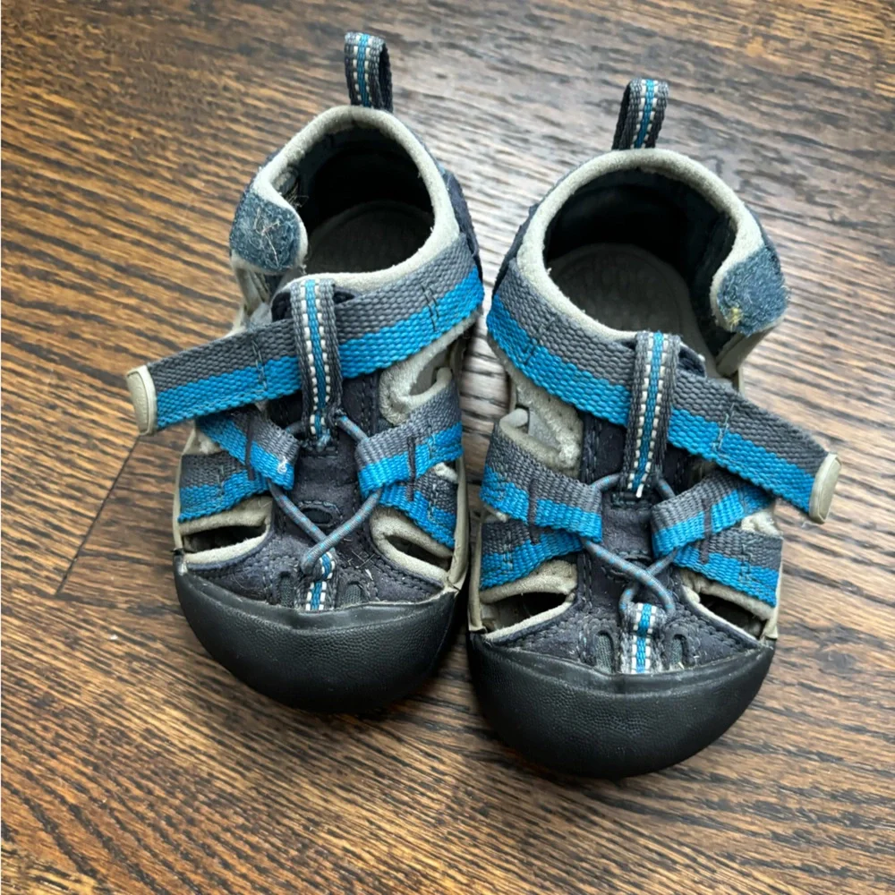 Keen Water/Hiking Shoes in Blue and Gray. Size 5.